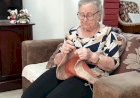 ‘Enquanto Deus me der força nos dedos, quero continuar fazendo o meu crochê’, diz Gertrudes, aos 86 anos