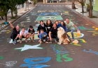Amigos se reúnem e pintam rua para entrar no clima de Copa do Mundo