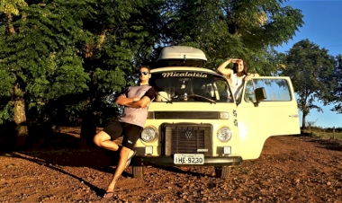 Casal dá pausa no projeto de viajar pelo mundo de Kombi
