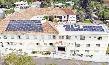 Prédio da prefeitura recebe  placas de energia solar