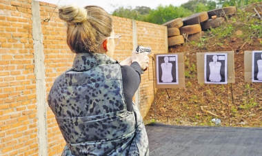 Cresce participação feminina na compra  de armas e em clube de tiro