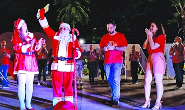 Desfile natalino dá início à programação do Natal Encantado de Três de Maio