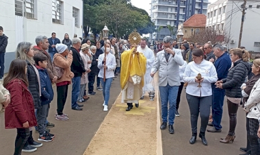 Procissão de Corpus Christi volta às ruas com tapetes coloridos