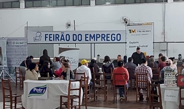 Mais de 600 pessoas em busca de uma vaga  do 1° Feirão do Emprego