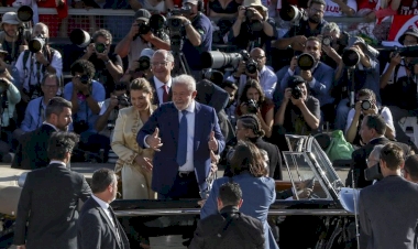 Lula dá posse a ministros e assina primeiras medidas de governo