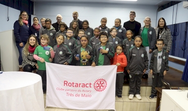 Projeto Olhos Para o  Futuro entrega óculos  para 20 crianças