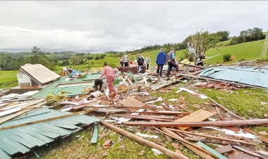 Vendaval causa destruição em municípios da região
