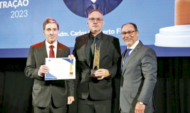 Carlos Norberto Filipin recebe o  Prêmio Mérito em Administração