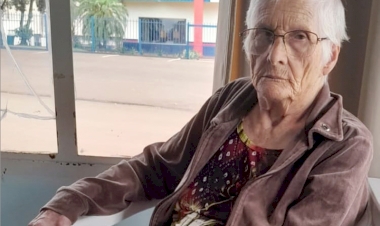 A serenidade de Elsa:  Há mulheres que não precisam dizer nada para  ensinar tudo. Basta o modo calmo como vivem  e o amor com que sempre cuidaram