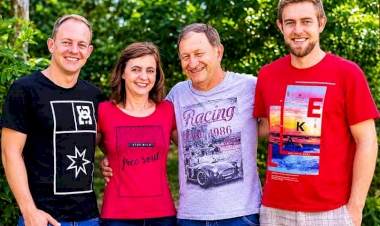 Família Ziegler: Entre o zumbido das abelhas e o aroma do mel recém-colhido, uma história de mais de três décadas