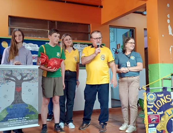 Lions Clube premia estudantes vencedores do Concurso Cartaz da Paz