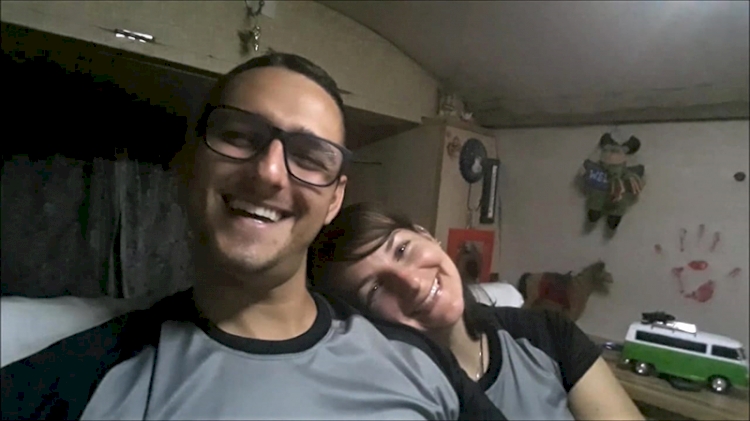 Casal dá pausa no projeto de viajar pelo mundo de Kombi