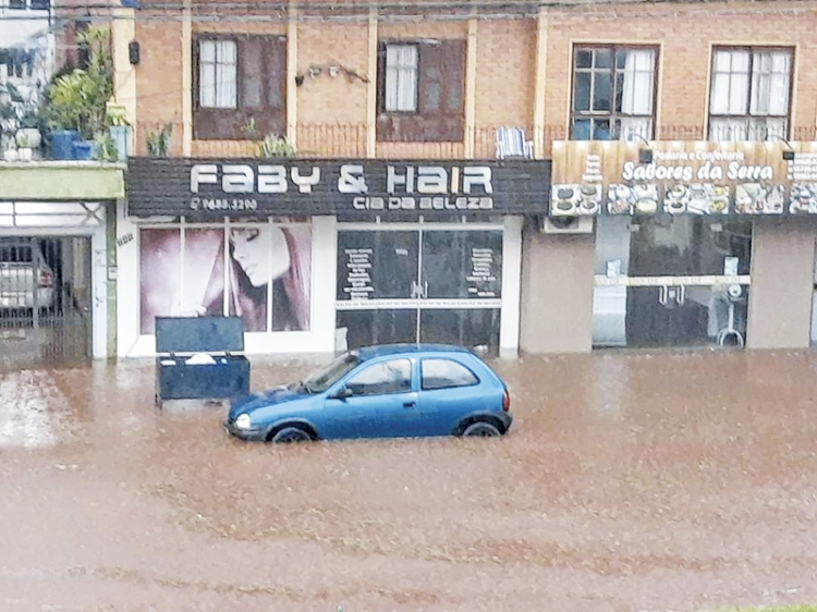 Chuva traz alagamentos e prejuízos
