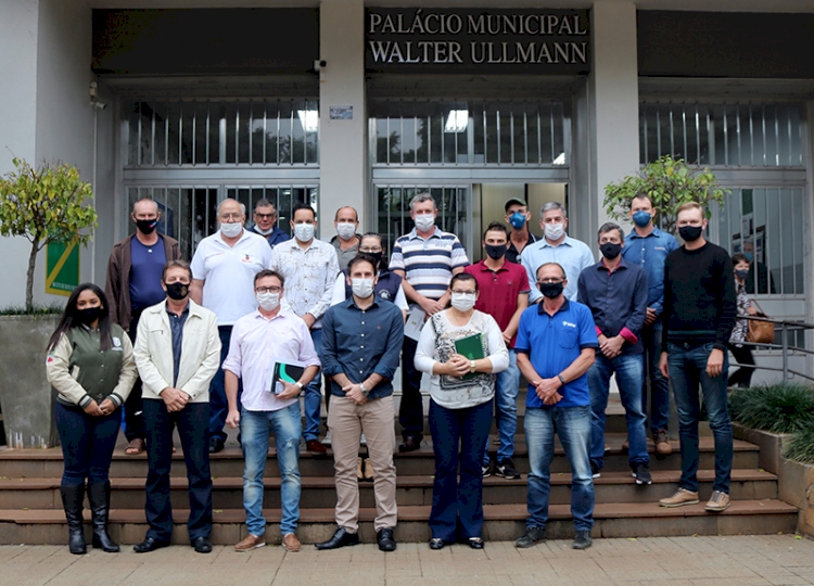 Agronegócio no município é tema de reunião entre Executivo e agricultores