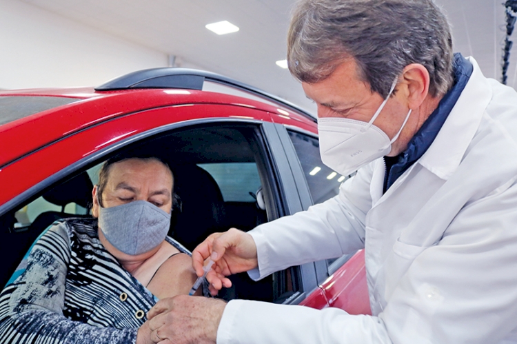 Vacinação contra Covid-19 segue e mais de 50% população já recebeu a primeira dose