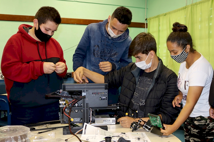 Impressora 3D é entregue ao Cmei Caminhos Inovadores