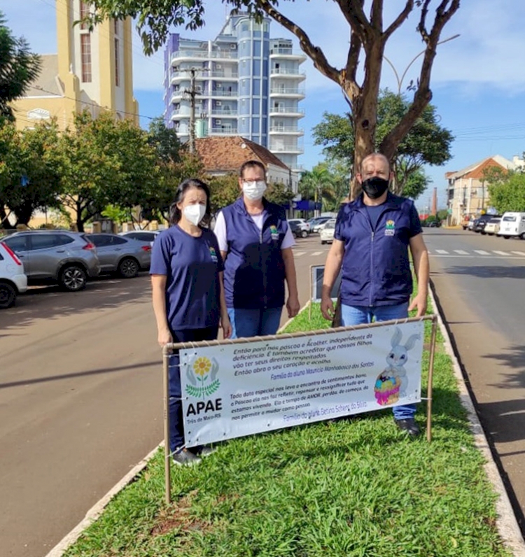 Depoimentos de famílias de alunos enfeitam canteiro central adotado pela Apae de Três de Maio