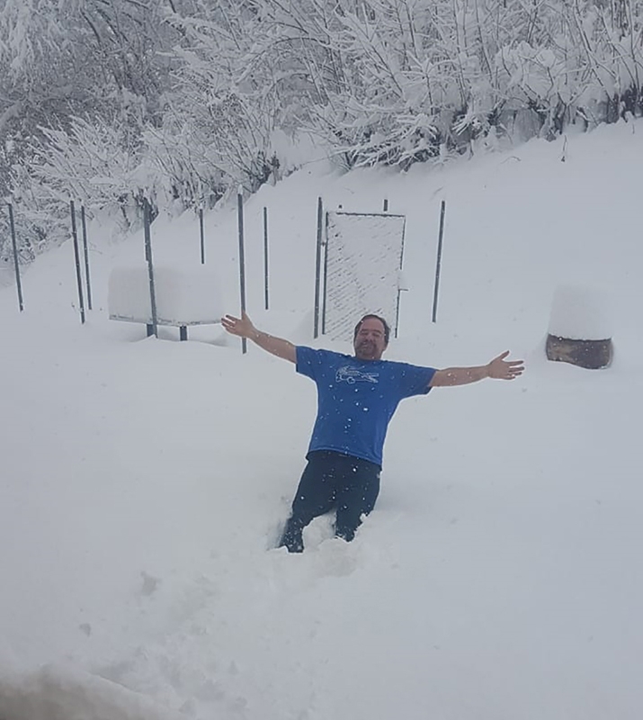 No forte do inverno, entre dezembro e fevereiro, neve chega a passar de um metro de altura. O registro é dos fundos da casa de Mauro em Belluno
