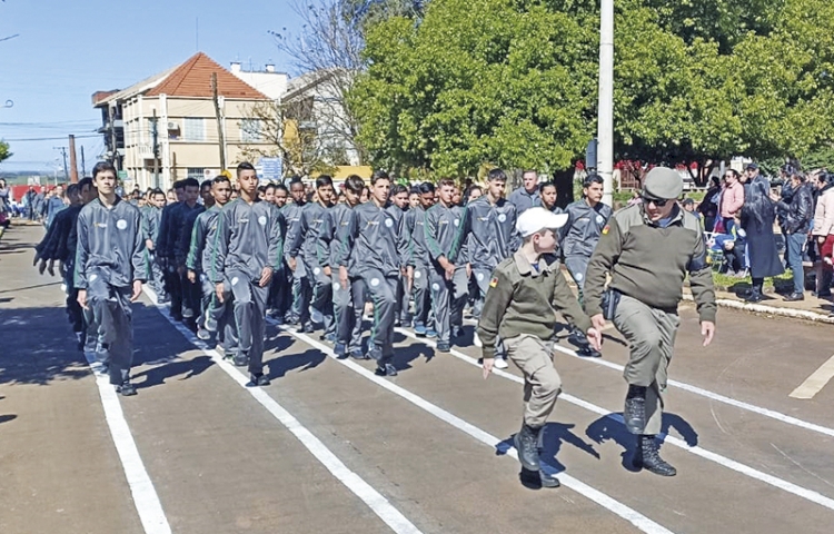 Desfile Cívico retorna e agrada público
