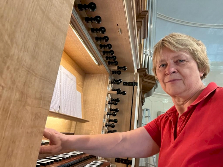 A três-maiense que conserta e afina órgãos musicais de igrejas e de escolas de música pelo mundo afora