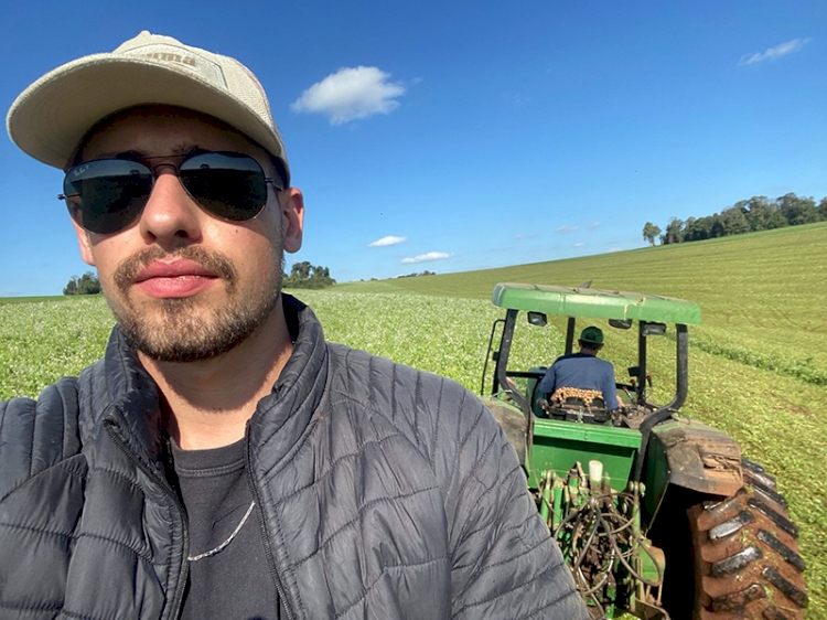 ‘Aos poucos fui pegando gosto pelo negócio. Meu pai é agricultor, o meu avô foi agricultor e o avô dele também.... a agricultura já estava no sangue da família’