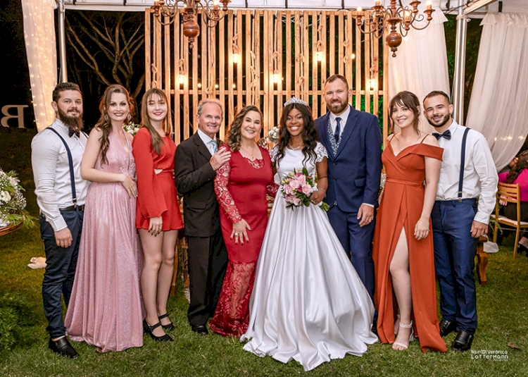 Família três-maiense abre as portas da casa e  do coração para duas jovens nigerianas