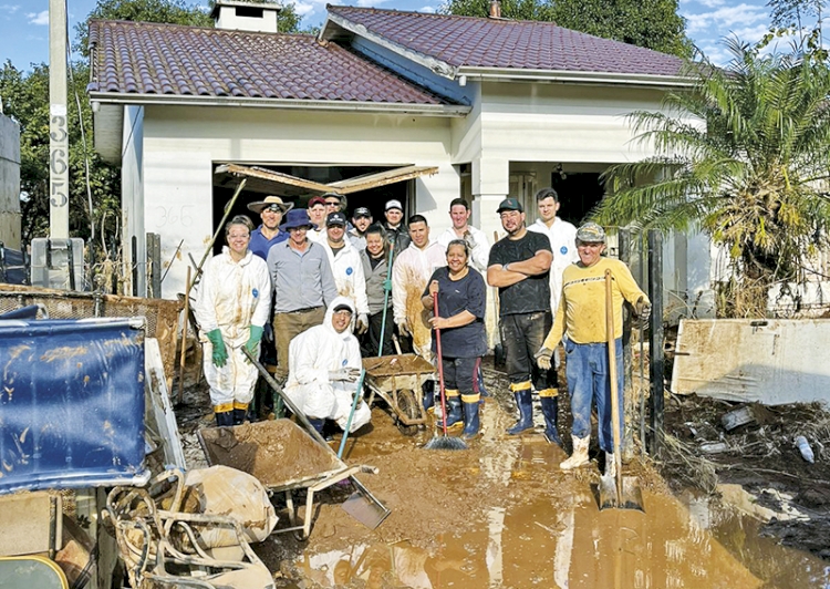 Grupo de voluntários de São José do Inhacorá ajuda às  vítimas das enchentes de Encantado, no Vale do Taquari