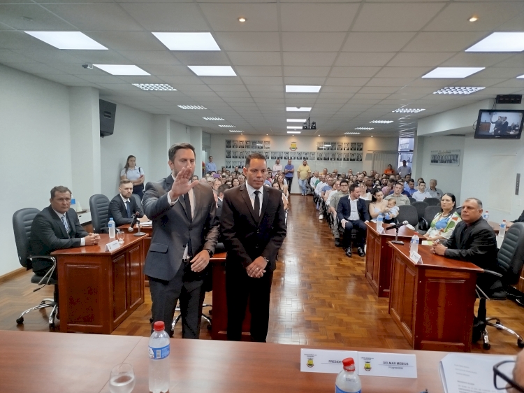 Corso e Josias são empossados. Delmar é o novo presidente da Câmara