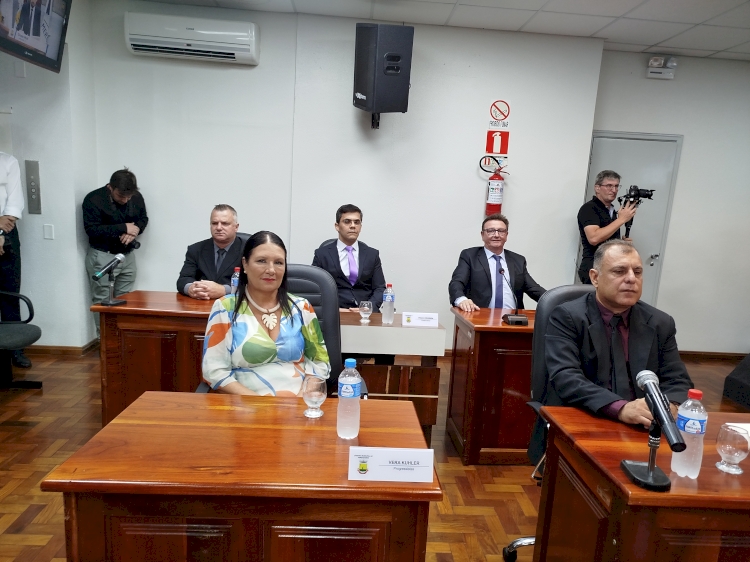 Corso e Josias são empossados. Delmar é o novo presidente da Câmara