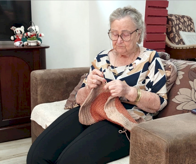 ‘Enquanto Deus me der força nos dedos, quero continuar fazendo o meu crochê’, diz Gertrudes, aos 86 anos