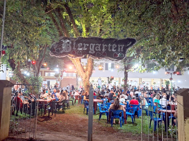 BIERGARTEN:  30 anos de tradição  e confraternização  no pátio da igreja