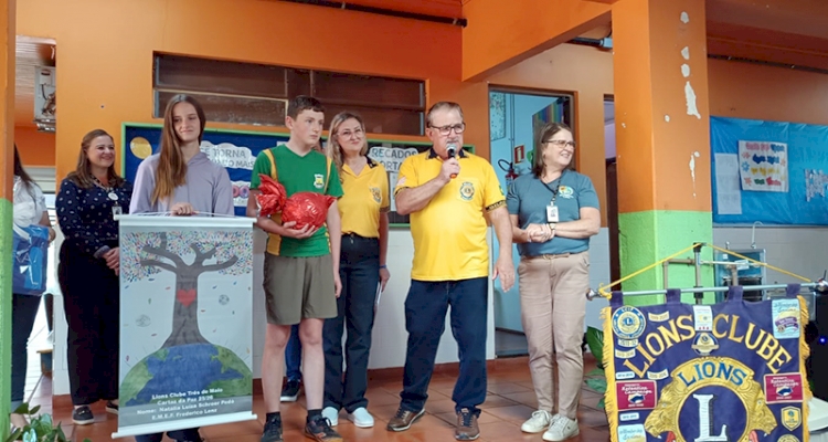 Lions Clube premia estudantes vencedores do Concurso Cartaz da Paz