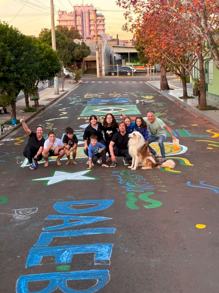 Amigos se reúnem e pintam rua para entrar no clima de Copa do Mundo